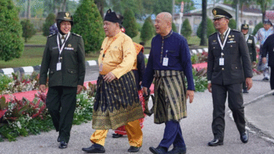 Pejabat Riau menuju lokasi upacara. (riau.go.id)