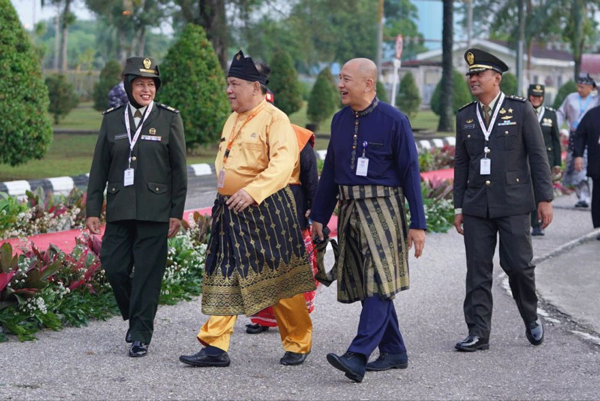 Pejabat Riau menuju lokasi upacara. (riau.go.id)