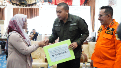 Wagub Audy Joinaldy serahkan bantuan secara simbolis kepada ahli waris korban galodo Tanah Datar yang dinyatakan hilang. (Prokopim Setda Tanah Datar)