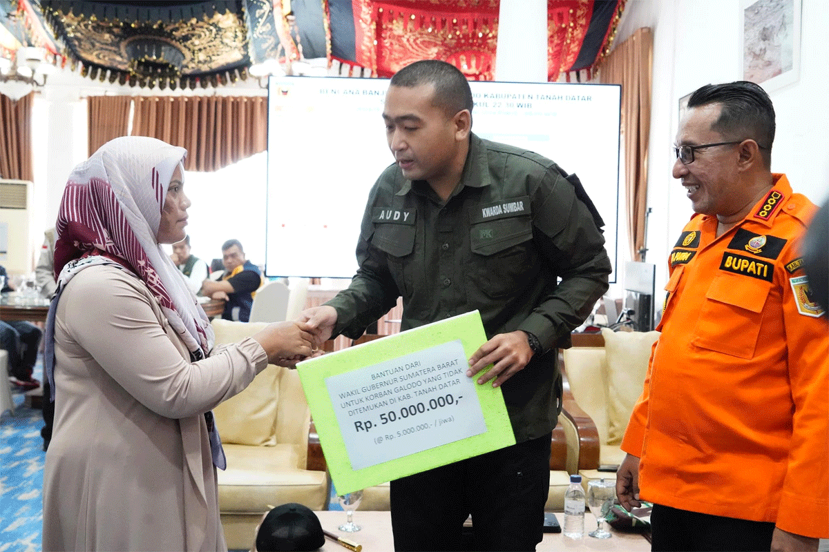 Wagub Audy Joinaldy serahkan bantuan secara simbolis kepada ahli waris korban galodo Tanah Datar yang dinyatakan hilang. (Prokopim Setda Tanah Datar)