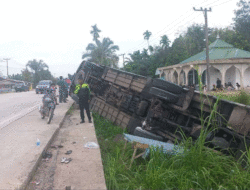 Beri Kesempatan Penumpang untuk Salat Subuh, Tanah di Pinggir Jalan Lunak, Bus ALS Rebah Kuda di Dharmasraya