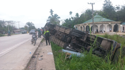 Beri Kesempatan Penumpang untuk Salat Subuh, Tanah di Pinggir Jalan Lunak, Bus ALS Rebah Kuda di Dharmasraya