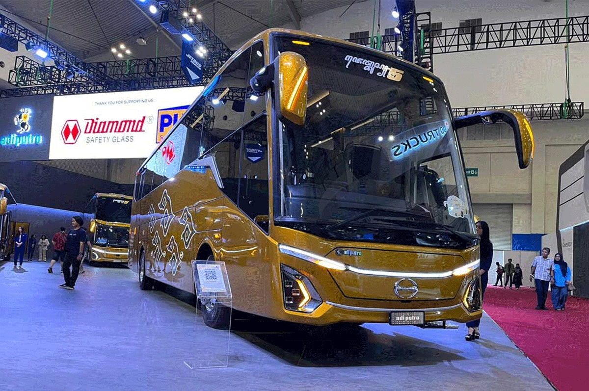 Bus dengan sasis Hino yang dipamerkan di GIIAS 2024