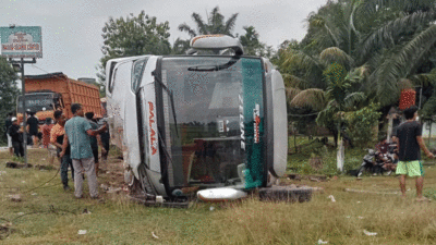 Hindari Mobil dari Arah Berlawanan, Bus Palala Kecelakaan di Tebo