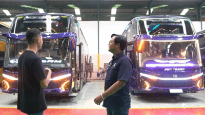 Dua bus baru PHD Trans hasil rakitan Adi Putro. (YouTube Adi Putro Official)