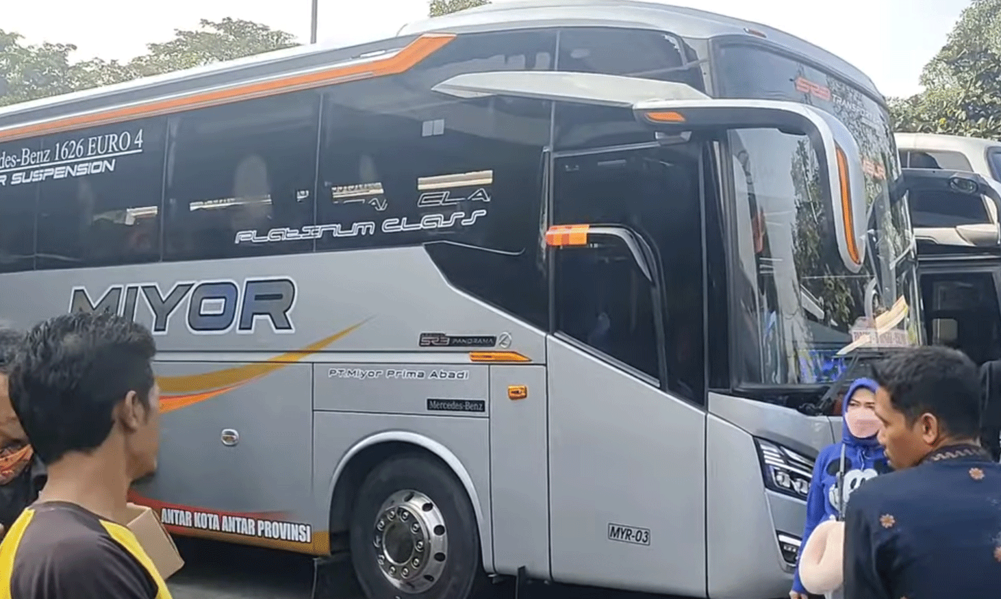 Bus Sumbar di Terminal Kampung Rambutan. (YouTube AIKR Arif Ichwan)