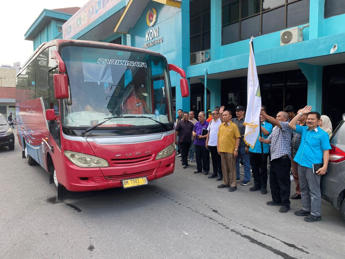 Kontingen dilepas langsung Ketua Umum KONI Riau, Iskandar Hoesin di Pekanbaru, Rabu (17/7/2024). (riau.go.id)