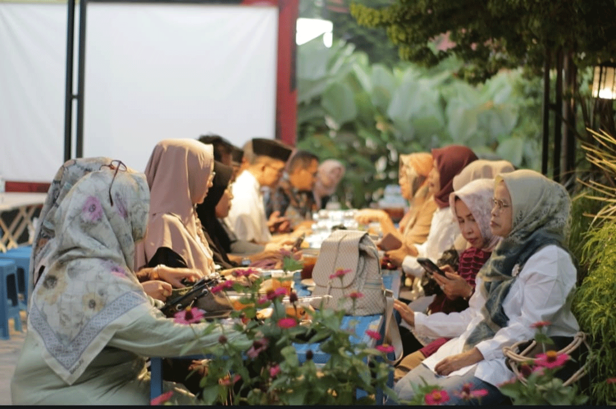 Para pengunjung Sky Way Cafe di Payakumbuh