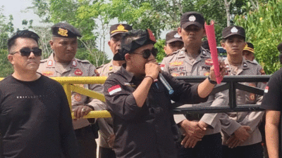 Ketua DPD Lang Laut Kabupaten Lingga, Mansyur menyampaikan orasi saat demo. (*)