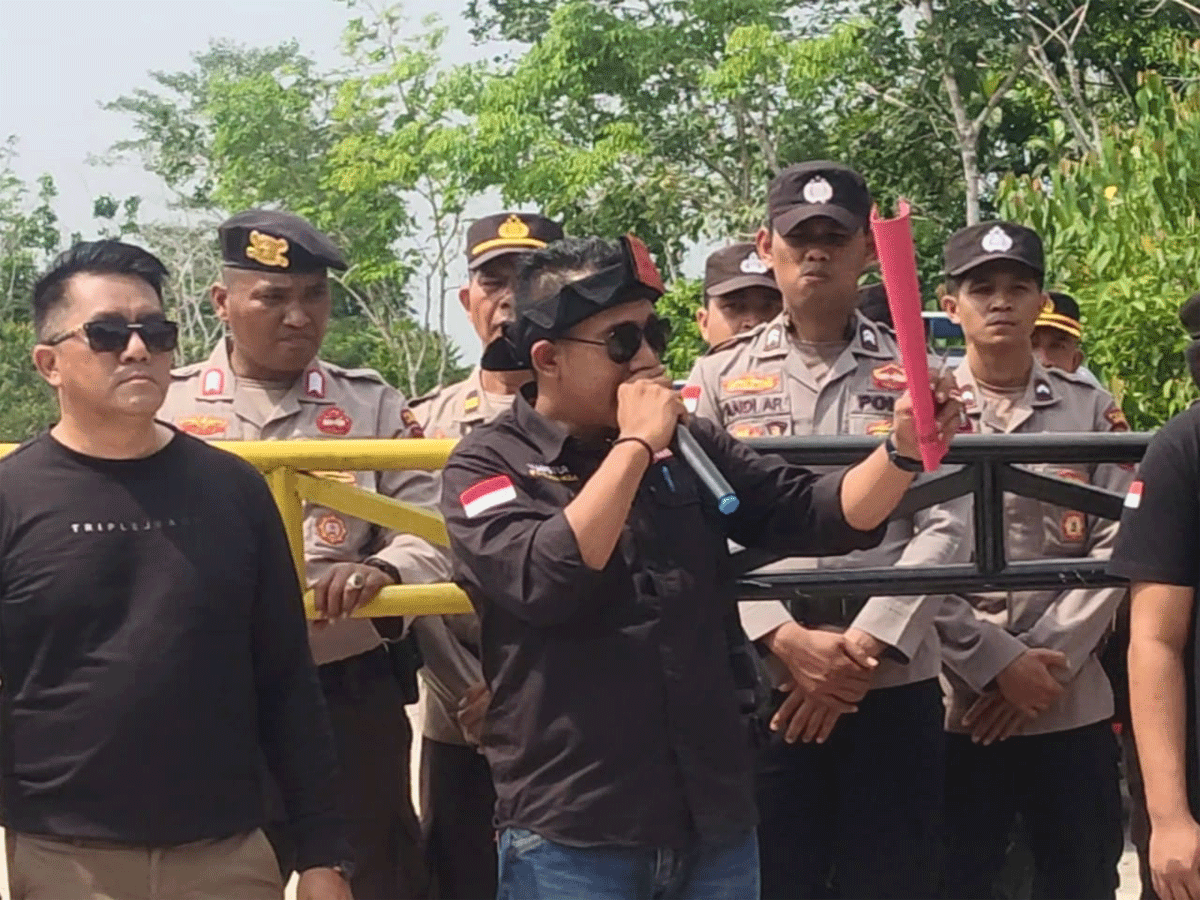Ketua DPD Lang Laut Kabupaten Lingga, Mansyur menyampaikan orasi saat demo. (*)