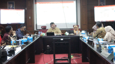 Prof. Edward Aspinall jadi narasumber dalam workshop di Departemen Ilmu Politik FISIP Unand.