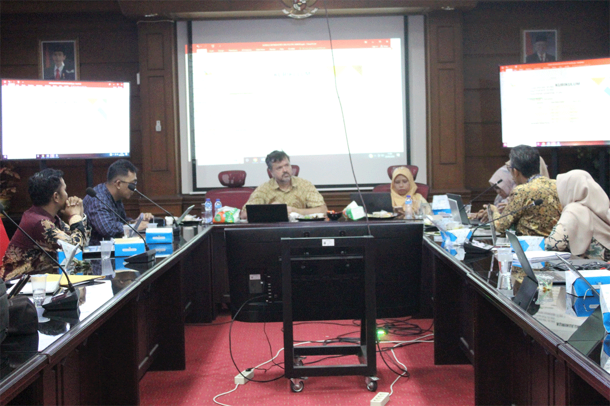 Prof. Edward Aspinall jadi narasumber dalam workshop di Departemen Ilmu Politik FISIP Unand.