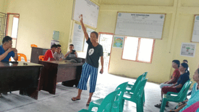 Warga datangi kantor desa guna mempertanyakan dana penerima bantuan cadangan pangan.