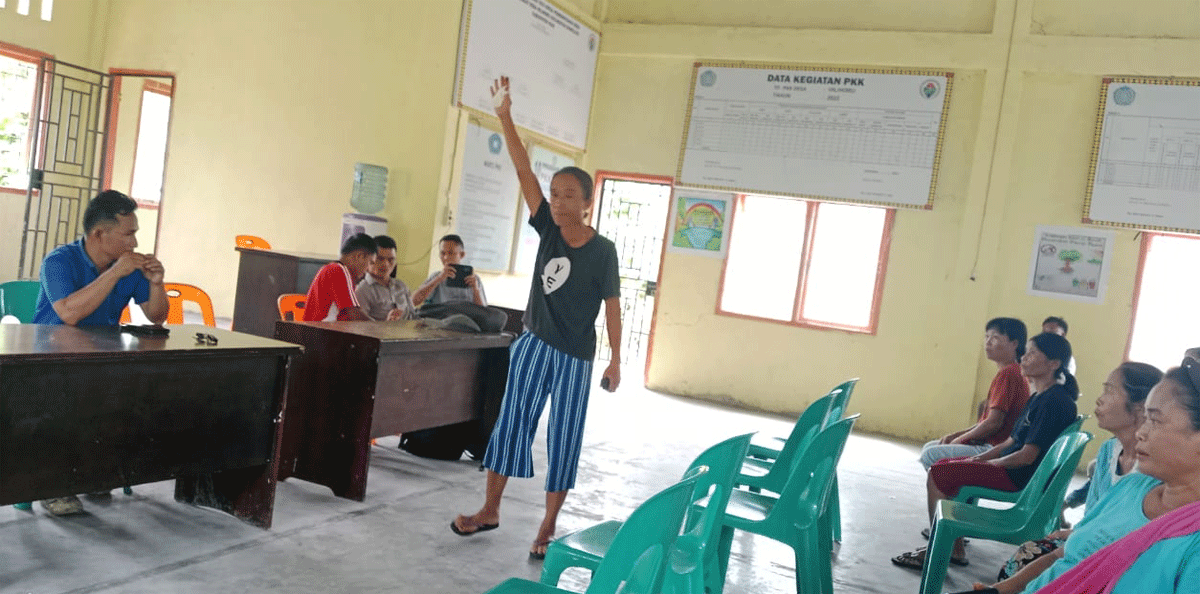 Warga datangi kantor desa guna mempertanyakan dana penerima bantuan cadangan pangan.