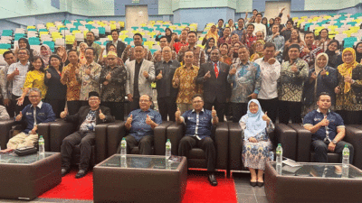 Peserta pertemuan foto bersama.