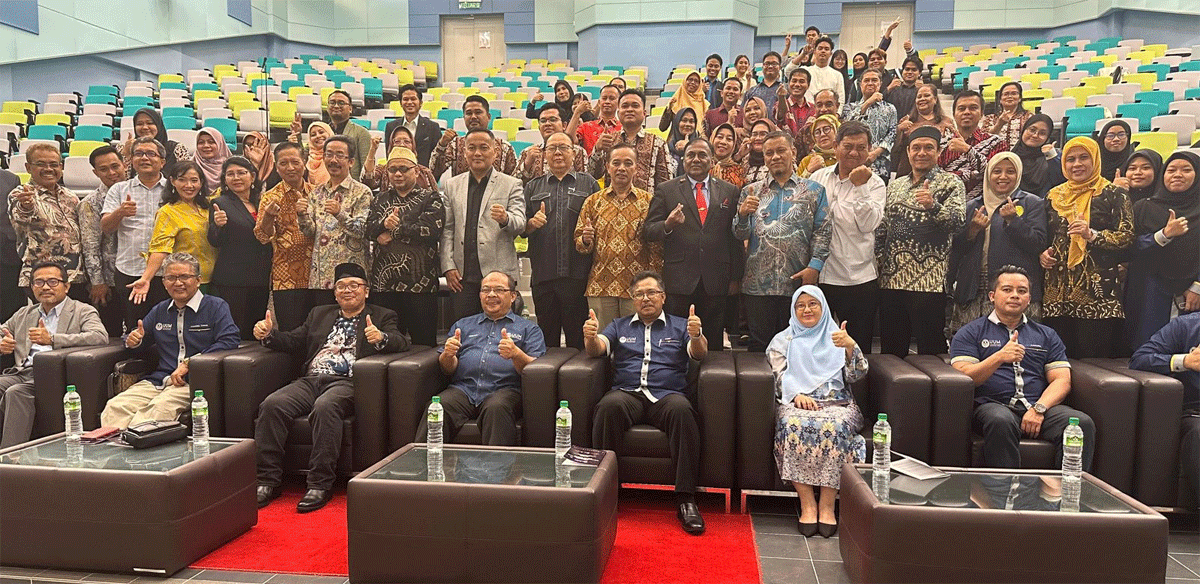 Peserta pertemuan foto bersama.