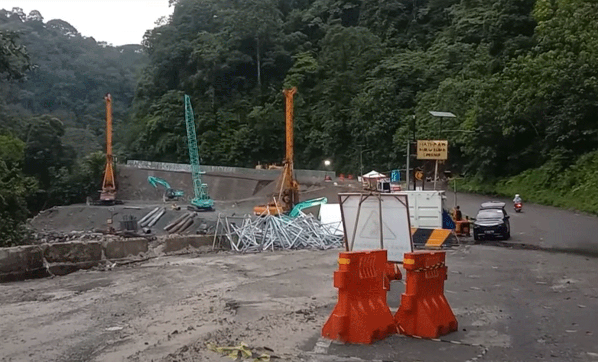 Perbaikan jalan di Lembah Anai terus dikebut. (YouTube Mata Alipers)