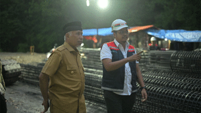 Gubernur Mahyeldi tinjau proses dan perkembangan rekonstruksi permanen jalan nasional Lembah Anai, Selasa (9/7/2024). (Biro Adpim)