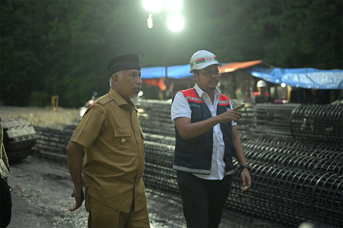 Gubernur Mahyeldi tinjau proses dan perkembangan rekonstruksi permanen jalan nasional Lembah Anai, Selasa (9/7/2024). (Biro Adpim)