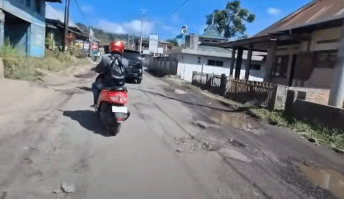 Jalan rusak di ruas Padang Lua-Balingka. (YouTube Situlang Channel)