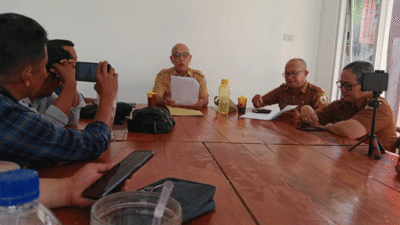 Kepala Dinas Komunikasi dan Informatika Kota Gunungsitoli, Orani Wilfred Lase dalam konferensi pers di kantornya, Senin (1/7/2024).
