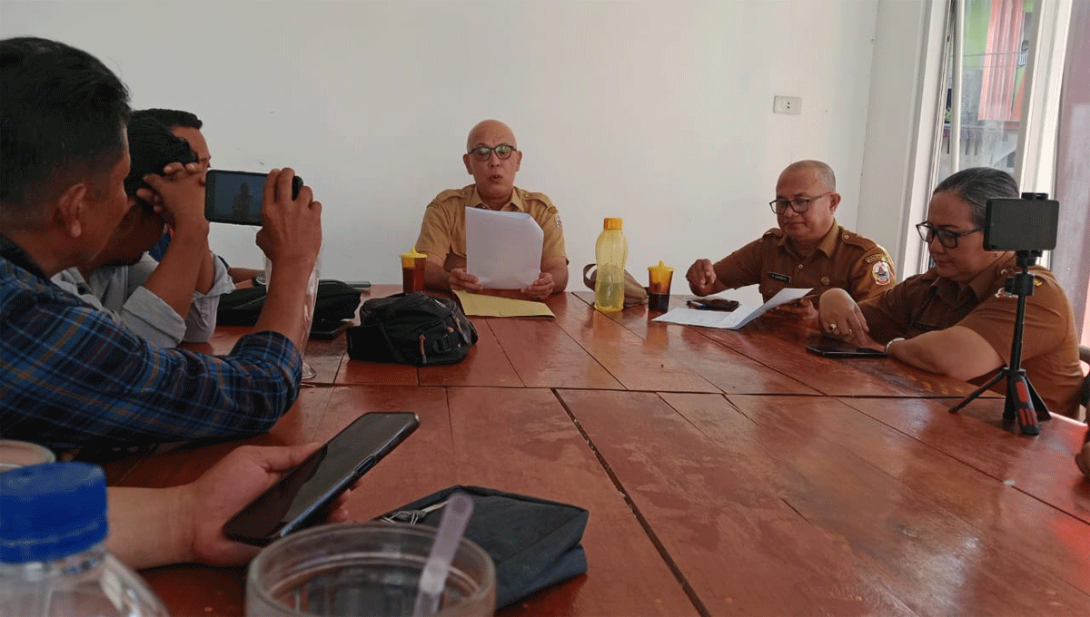 Kepala Dinas Komunikasi dan Informatika Kota Gunungsitoli, Orani Wilfred Lase dalam konferensi pers di kantornya, Senin (1/7/2024).