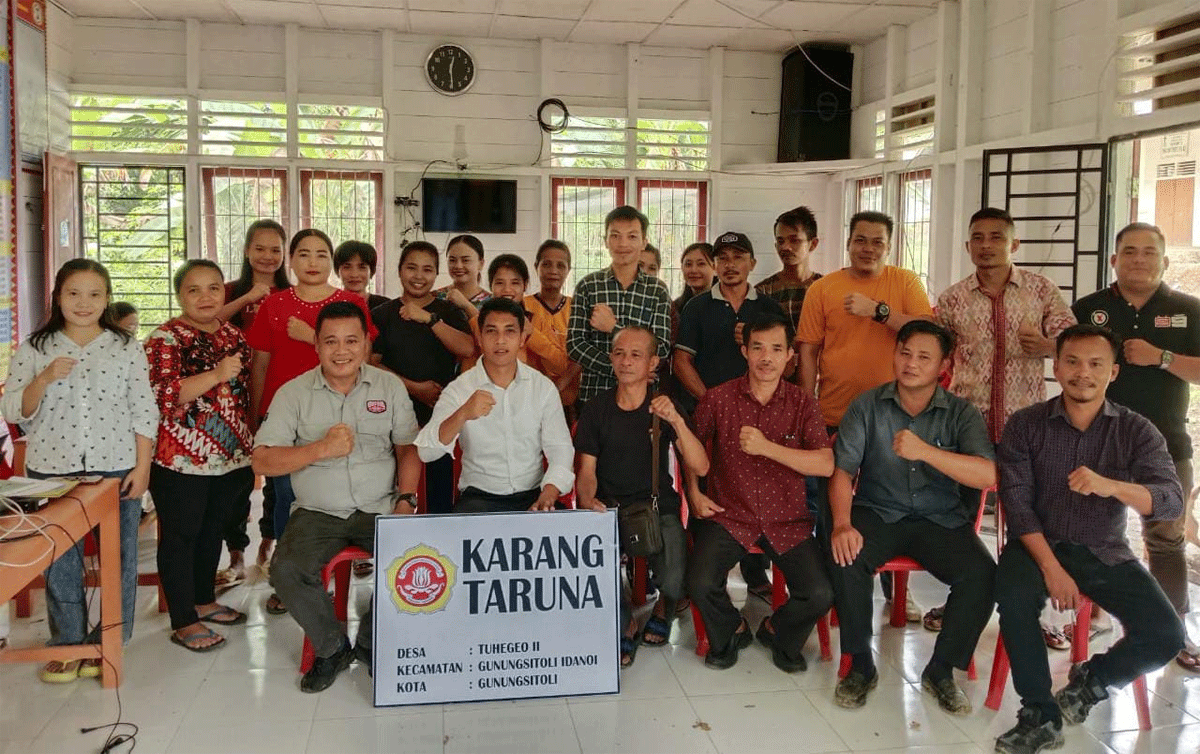 Foto bersama usai pengukuhan pengurus karang taruna.