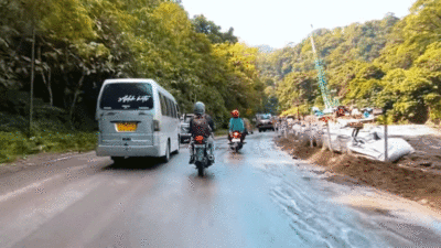 Jalan Lembah Anai kembali ramai dilintasi kendaraan setelah rute itu dibuka lagi. (YouTube Hasnul Fakhri)
