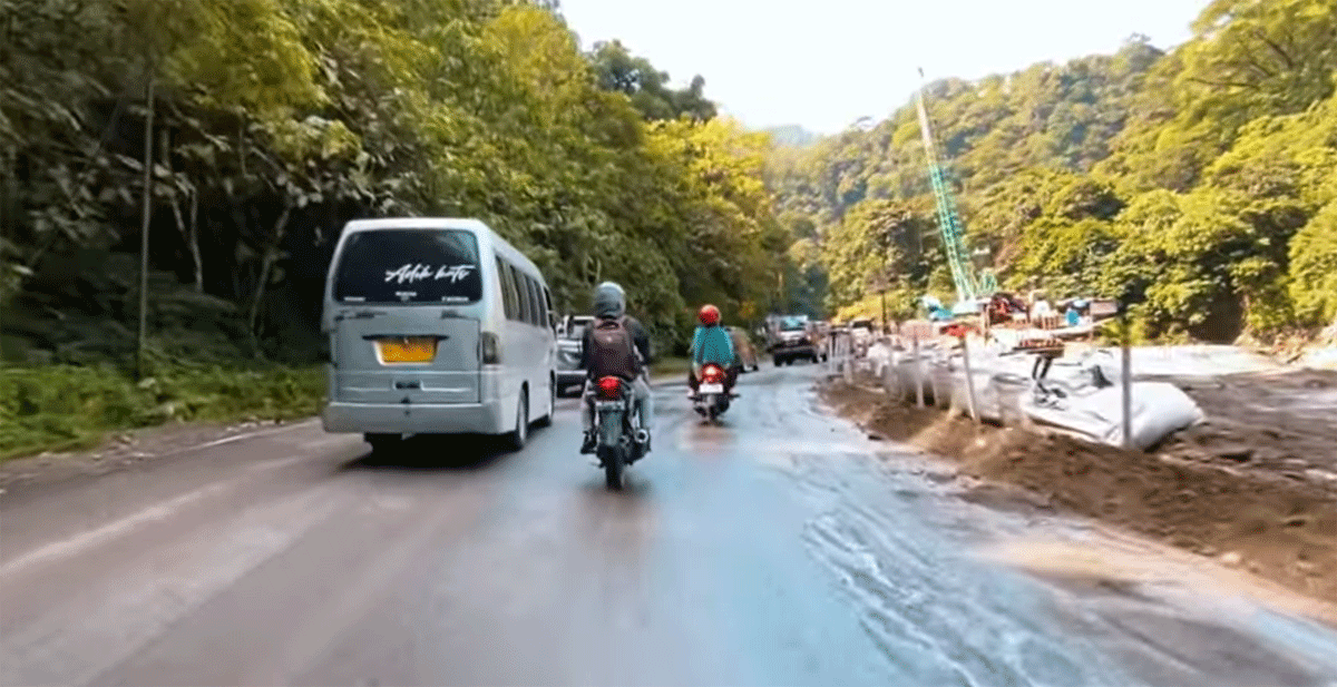 Jalan Lembah Anai kembali ramai dilintasi kendaraan setelah rute itu dibuka lagi. (YouTube Hasnul Fakhri)