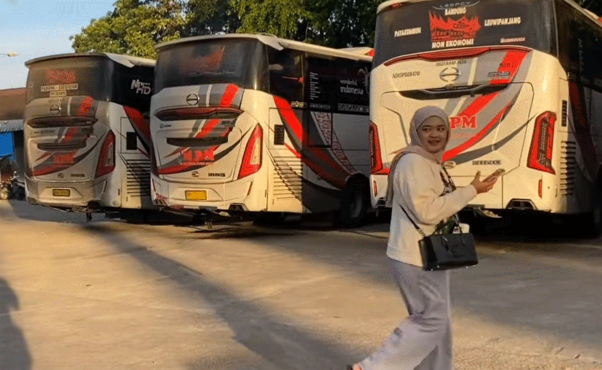 Mutia, pimpinan bus MPM ketika berkunjung ke Terminal Bareh Solok. (YouTube Bagindo Channel)