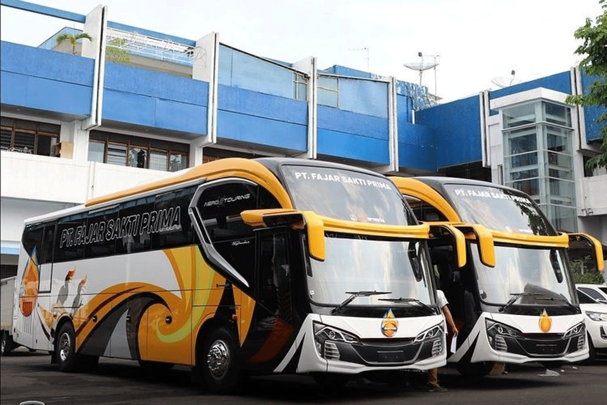 Dua bus baru milik perusahaan tambang. (Instagram @newarmada.official).