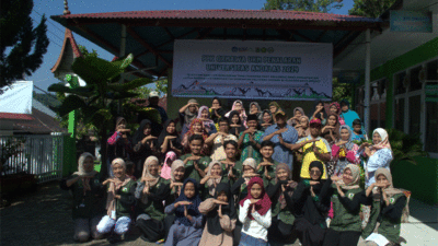Mahasiswa dan mahasiswi Unand yang adakan kegiatan di Batu Busuak.