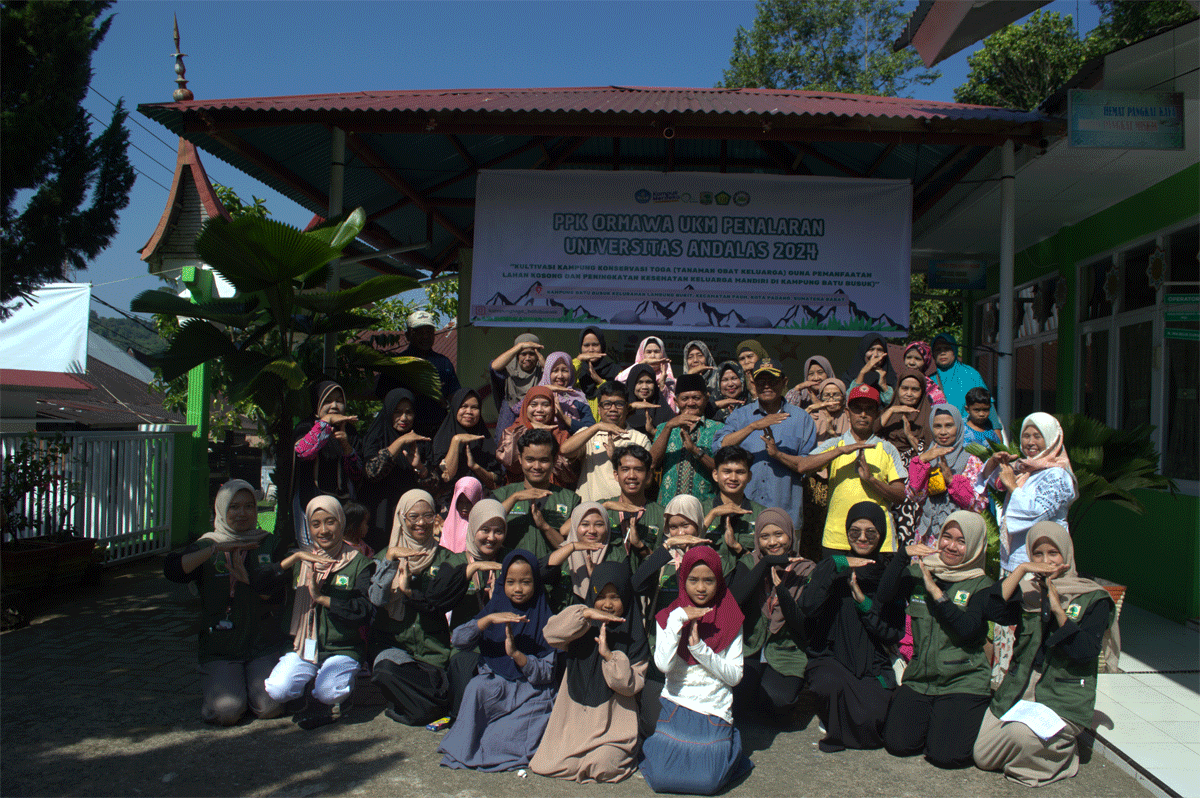 Mahasiswa dan mahasiswi Unand yang adakan kegiatan di Batu Busuak.