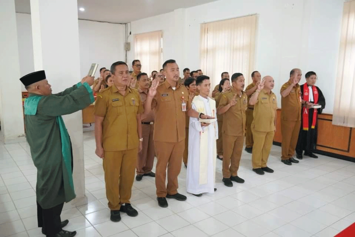 Walikota Gunungsitoli, Sowa'a Laoli lantik sejumlah pejabat di lingkungan pemko.
