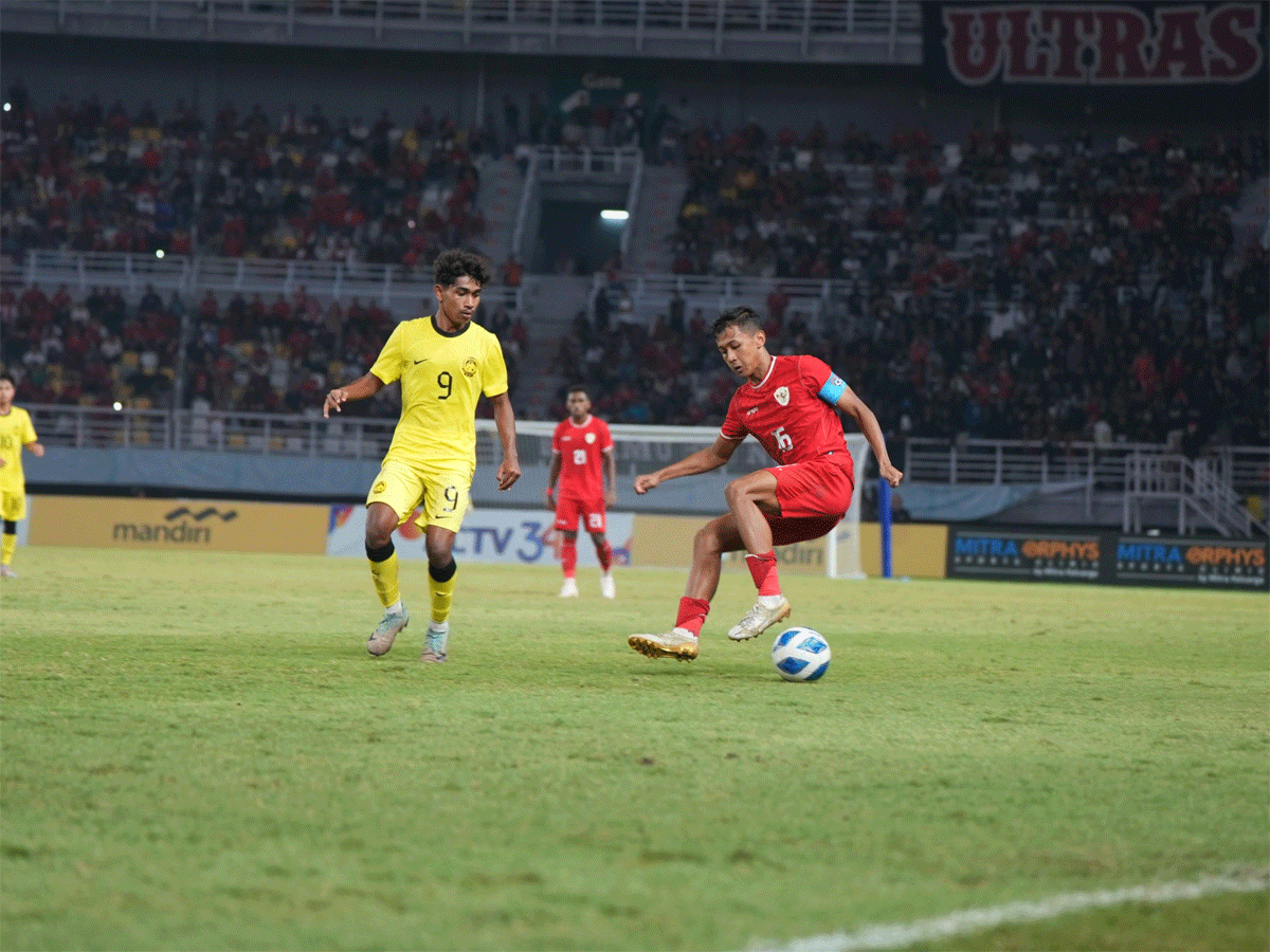 Pemain timnas Indonesia dihadang pemain Malaysia di laga semifinal Piala AFF. (pssi)