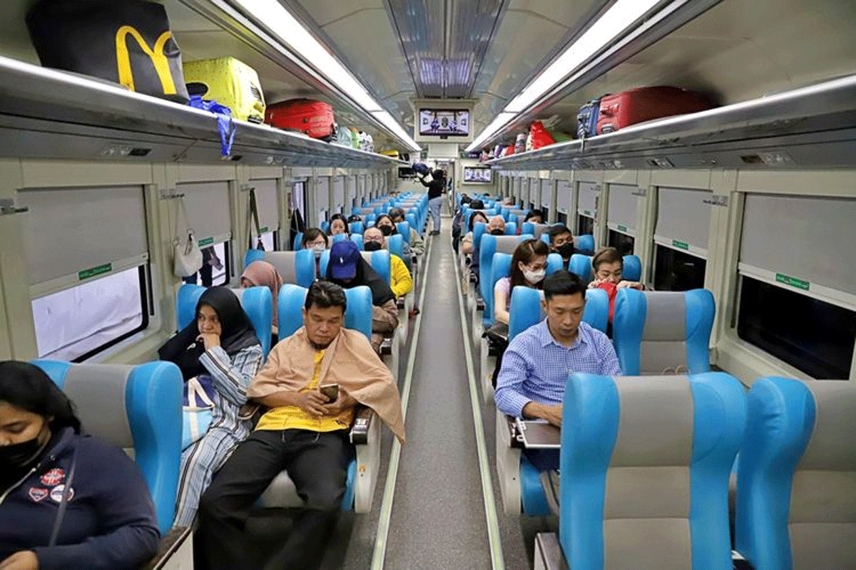 Para penumpang menikmati perjalanan dengan kereta api.