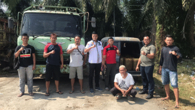 Petugas bersama sejumlah barang bukti yang diamankan
