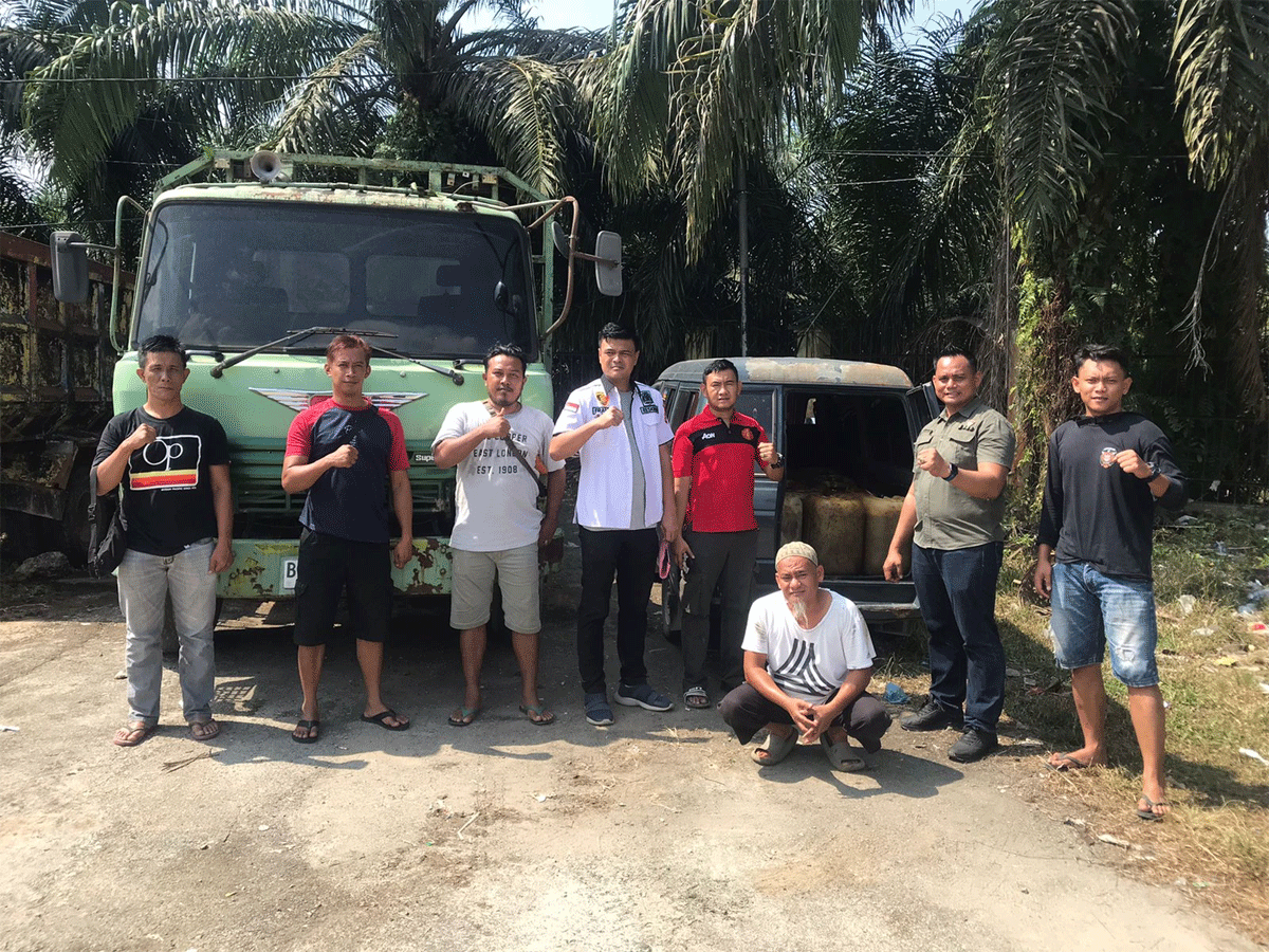 Petugas bersama sejumlah barang bukti yang diamankan