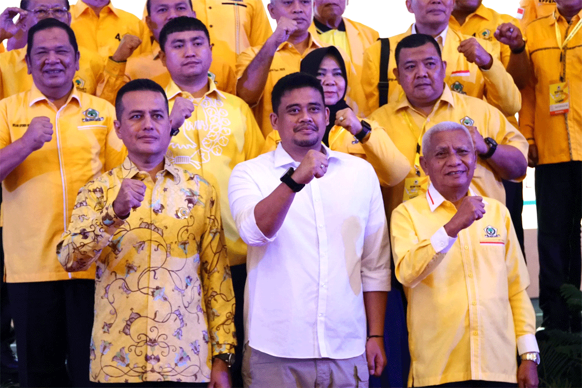 Ketua DPD Partai Golkar Sumut, Musa Rajekshah diabadikan bersama Bacalon Gubernur dan Wakil Gubernur Sumut, Bobby Nasution - Surya.(dok DPD Golkar Sumut)