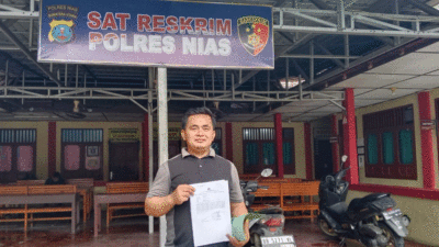 Pelapor menunjukkan surat laporan pengaduan di Polres Nias dengan Nomor : STPLP/317/VII/2024/SPKT/Polres Nias/Polda Sumatera Utara tanggal 16 Juli 2024.
