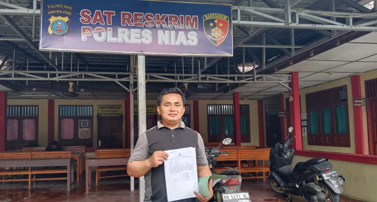Pelapor menunjukkan surat laporan pengaduan di Polres Nias dengan Nomor : STPLP/317/VII/2024/SPKT/Polres Nias/Polda Sumatera Utara tanggal 16 Juli 2024.