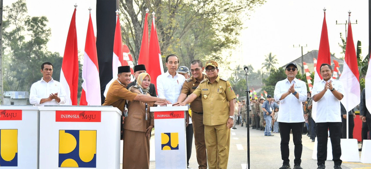 Presiden Joko Widodo dalam kunjungan kerja ke Kabupaten Lampung Utara, Kamis (11/7/2024), meresmikan pelaksanaan Instruksi Presiden Jalan Daerah (IJD) di seluruh Lampung. (presidenri.go.id)