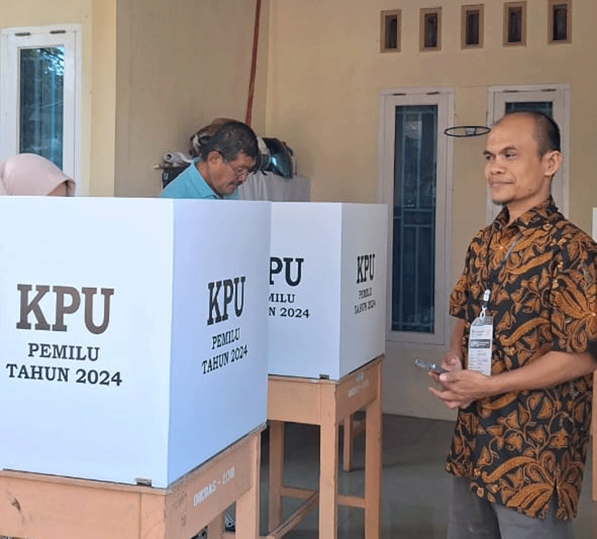Warga berikan suara dalam pelaksanaan PSU anggota DPD di TPS 26 Rawang Ketaping