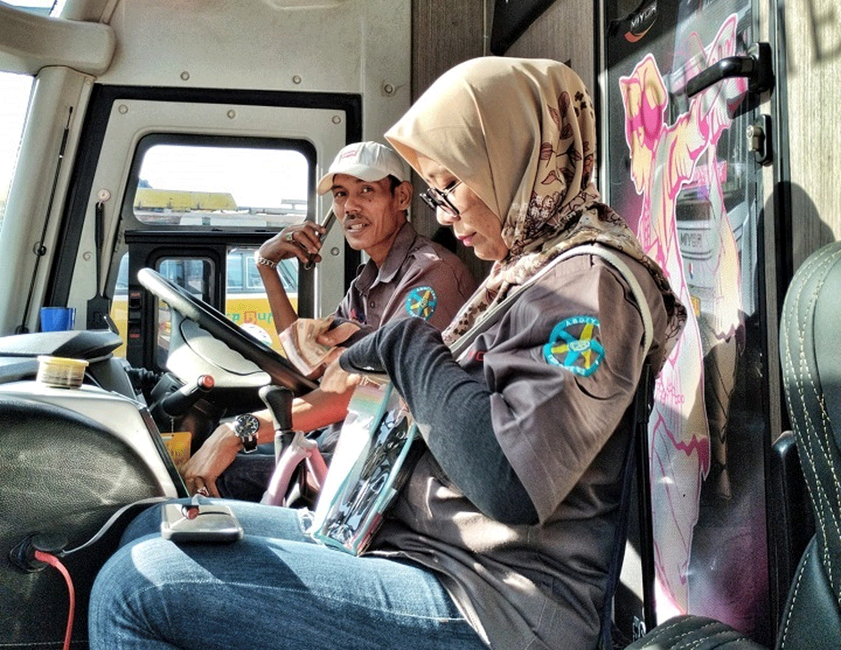 Da Ir dan Uni Silvia Can-can di ruang kemudi bus Miyor