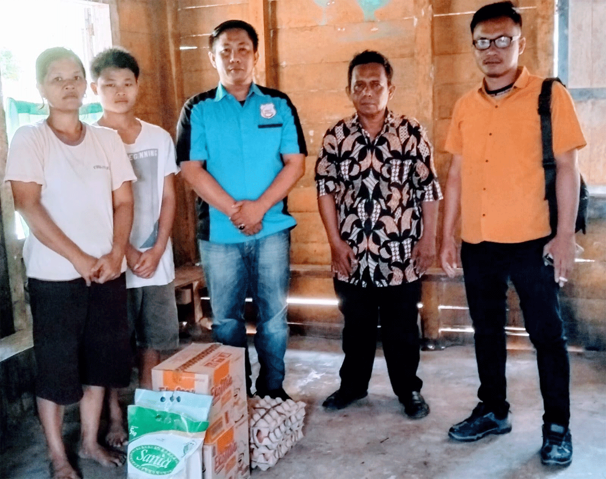 Foto bersama usai penyerahan bantuan