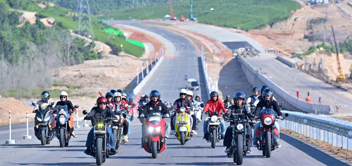 Presiden Joko Widodo mengendarai sepeda motor untuk meninjau progres pembangunan jalan tol Ibu Kota Nusantara (IKN) di Kabupaten Penajam Paser Utara, Provinsi Kalimantan Timur, Minggu (28/7/2024). BPMI Setpres/Muchlis Jr