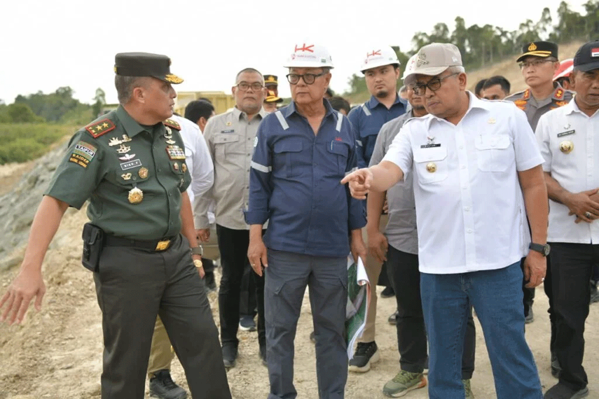 Penjabat Gubernur Aceh, Bustami bersama Pangdam IM, Mayjen TNI Niko Fahrizal tinjau progres Tol Sibanceh Lamtamot Padang Tiji, Rabu (24/7/2024). (Humas Pemprov Aceh).