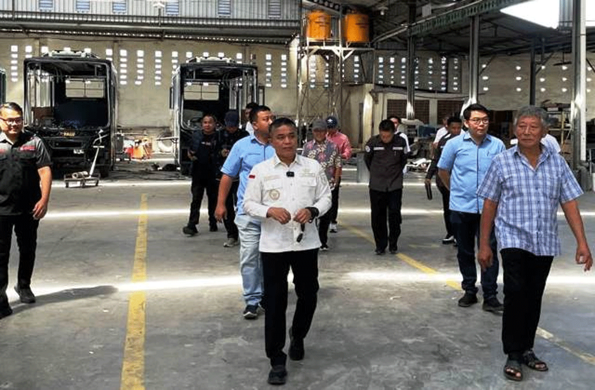 Wali Kota Palu, Hadianto Rasyid, didampingi sejumlah pimpinan OPD tinjau progres pengerjaan Bus Trans Palu di PT. Tentrem Sejahtera, Kota Malang, Selasa (16/7/2024). (hms/pmko)
