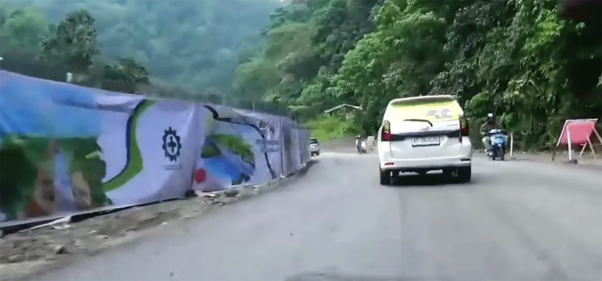Jalan Lembah Anai yang tutup sekian lama diuji coba pemakaiannya, Kamis (18/7/2024) sore. (YouTube Zoel Galon)