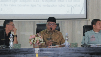 Sekretaris Daerah Kabupaten Agam, Edi Busti memaparkan pentingnya pembentukan Daerah Otonomi Baru (DOB) Agam Tuo dalam sebuah kegiatan ekspos yang berlangsung di aula utama kantor bupati, Kamis (22/8/2024).